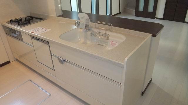 Kitchen. Glass top stove ・ Dish washing dryer with system Kitchen. 