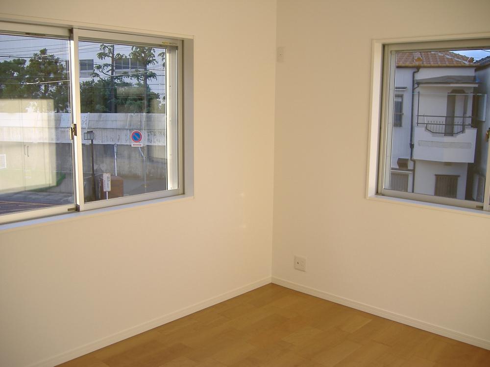 Non-living room. Western-style 6 Pledge. Two-sided lighting. 