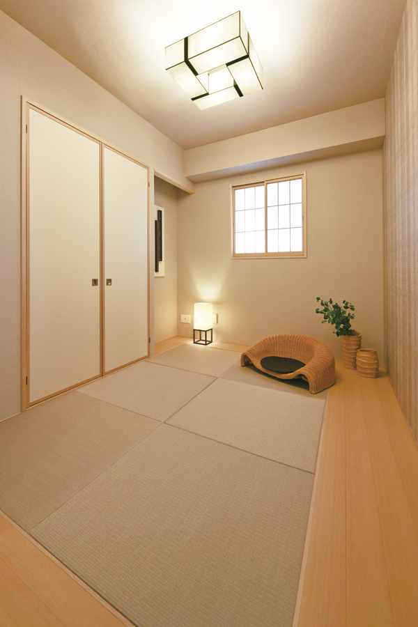 Interior.  [Japanese-style room] Japanese-style room that will respond to a variety of life scenes, such as living in the adjoining rooms. Based on the calm atmosphere and traditional Japanese emotion, Or hospitality guests, Enjoy a hobby, It can also be used as a space to relax in a comfortable position ( ※ )