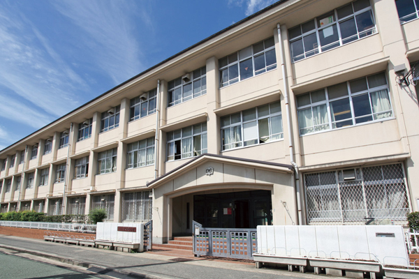 Surrounding environment. Municipal Hyogo junior high school (a 5-minute walk ・ About 350m)