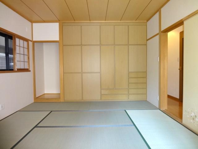 Non-living room. First floor Japanese-style room 8 quires. cross ・ tatami ・ Fusumaha Kawasumi. Receipt ・ It is with a floor.