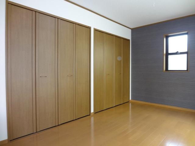 Non-living room. 2 Kaiyoshitsu 7 Pledge. closet ・ Roof balcony. Is a cross stuck Kawasumi.