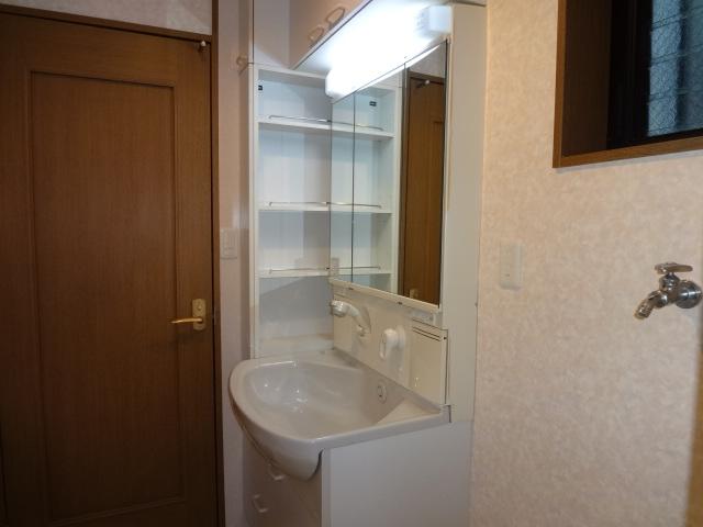 Wash basin, toilet. Powder Room. Shampoo dresser.