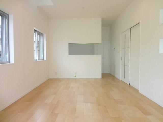 Living. The first floor living room. LDK16 Pledge. Windows are many lighting ・ Ventilation good. It is a popular face-to-face kitchen to wife. 