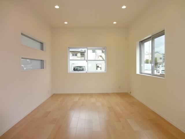 Living. The first floor living room. LDK16 Pledge. Windows are many lighting ・ Ventilation good. Ceiling height 2600mm. It is the space of the room. 