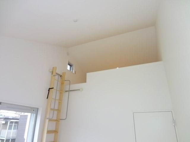 Non-living room. 2 Kaiyoshitsu 5.6 Pledge. Two-sided lighting. balcony ・ loft ・ It is with a closet. 