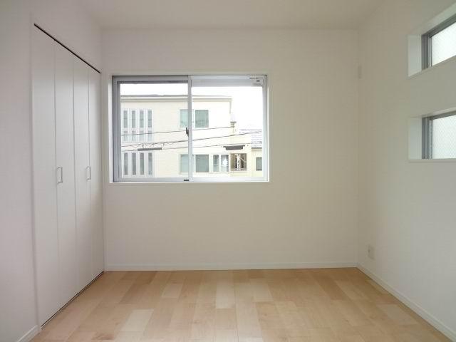 Non-living room. 2 Kaiyoshitsu 6 Pledge. 3 face lighting. It is with a closet. 