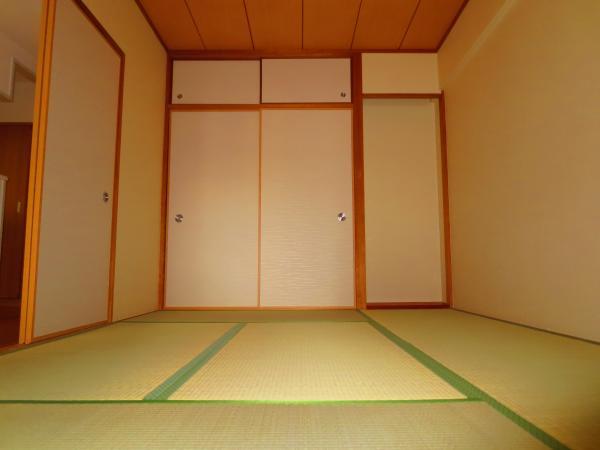 Non-living room. There is also a Japanese-style calm down.