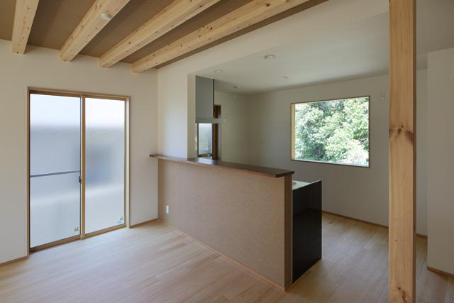 Kitchen. Counter type kitchen living room of the family is visible ・ Rear picture window (No. 5 locations)