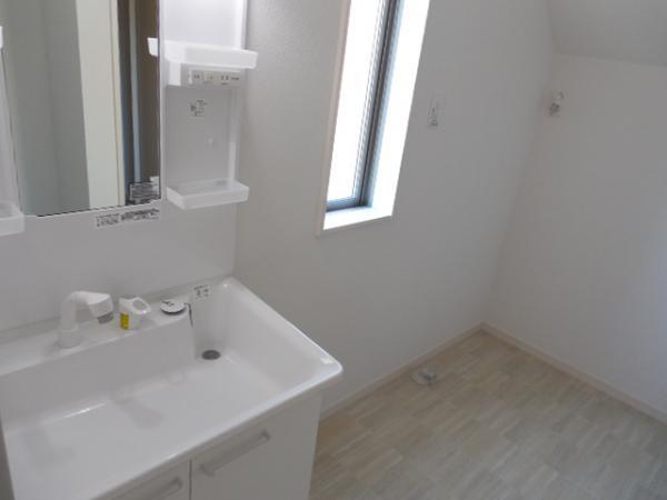 Wash basin, toilet. Ease morning shampoo wash basin! 