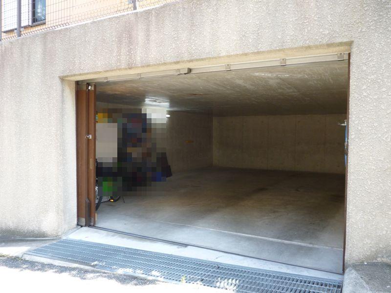 Parking lot. Underground garage Parallel two PARKING November 2003 / Garage door had made