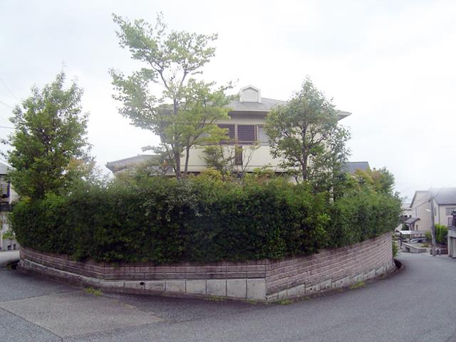 Local appearance photo. Three-way corner lot, It is a mansion with a large garden.