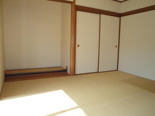 Non-living room. Ventilation good spacious 8 quires of Japanese-style room.