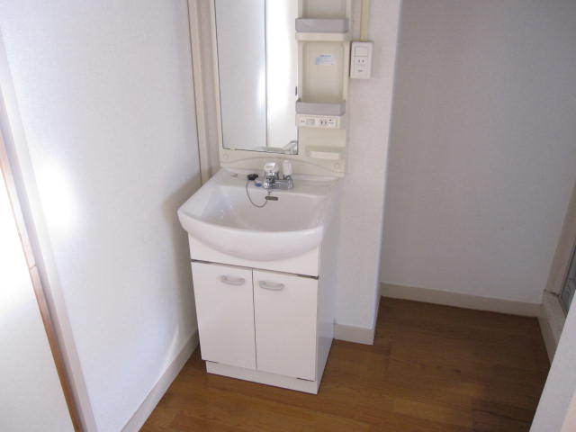 Washroom. Easy-to-use independent wash basin