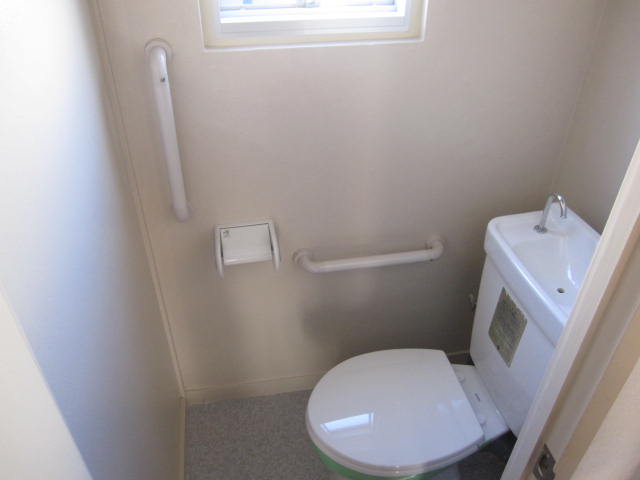 Toilet. Small window with bright toilet! !