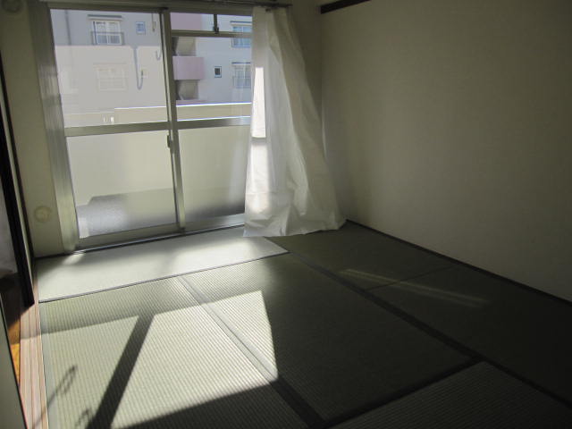 Other room space. 6 Pledge of Japanese-style room facing the balcony! !