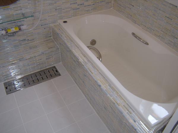 Same specifications photo (bathroom). This is handmade bath! Natural stone, Is a bath of attention that stretched around the tile! Please heal the fatigue of the day! 