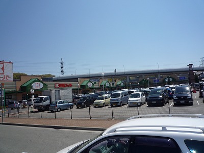 Shopping centre. 682m to the green Garden Mall Kobe Kita (shopping center)