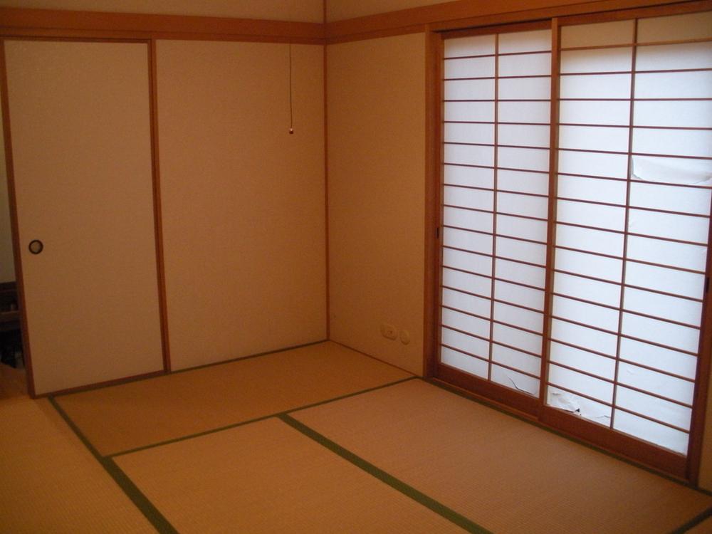 Other introspection. Japanese-style room is also bright in the south-facing