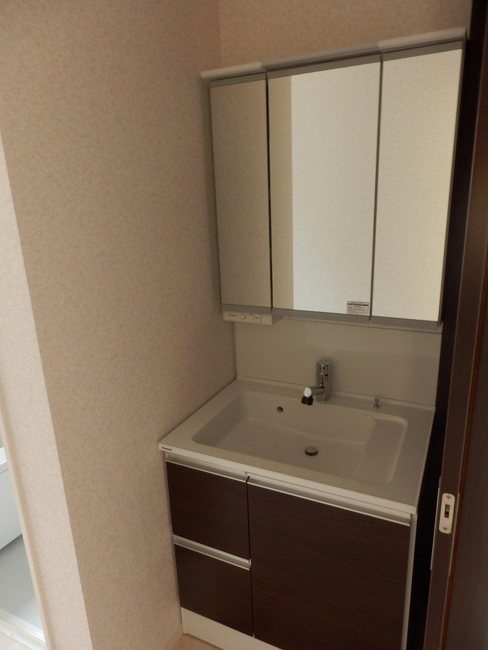 Wash basin, toilet. Wash basin