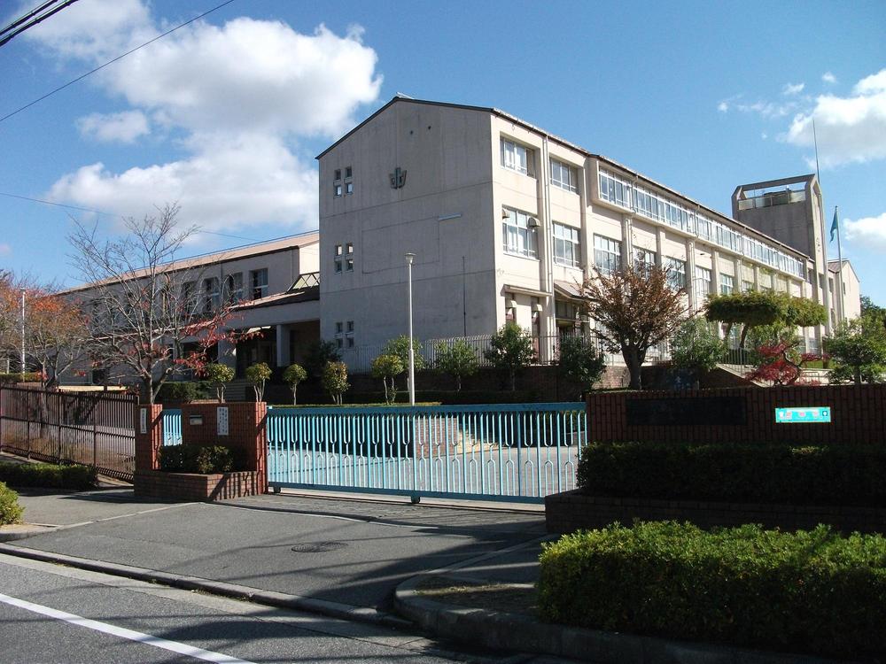 Junior high school. 3265m to Kobe Tatsukita Kobe junior high school