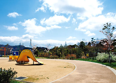 Other Environmental Photo. Hiyodoridai Minamicho there is a cute play equipment and 400m large sandbox until the outlook park perfect for small children to play. Since the New town, Also points parent also child also easy to find friends of the same generation. 