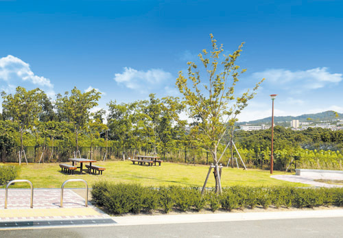 Other Environmental Photo. Is close to 120m green and empty until Hiyodoridai Minami-cho, North Park, Park that can be used in my garden sensation. Attractions also there is children's playground in the Town. 