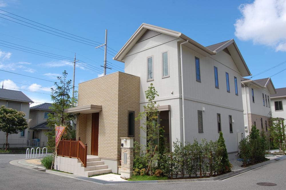 Local appearance photo. TOYOTAHOME with Francfranc model. Facing south, In the good location of the three-way corner lot, Day ・ Sense of openness and, It combines the privacy by planting. <7-20 No. land appearance>