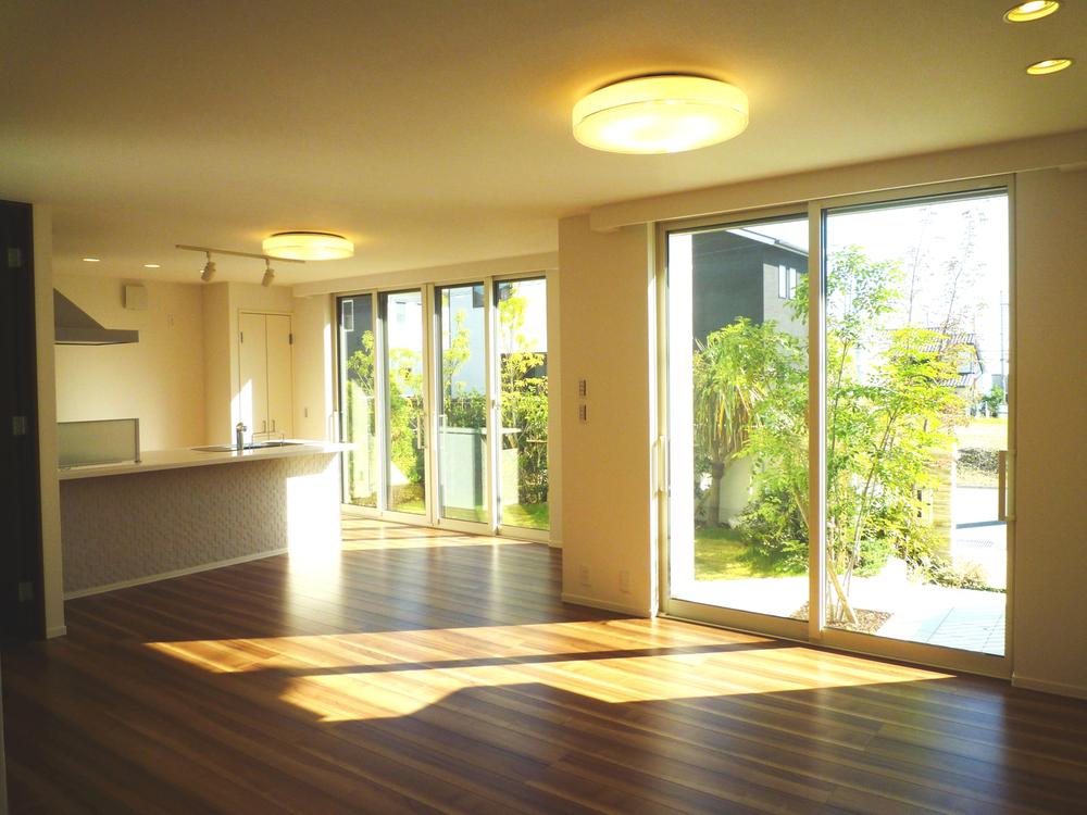 Entrance. From large windows facing south is, Colorful planting. Is the peace and comfort of LDK (4-9 No. land)