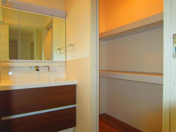 Wash basin, toilet. Widely storage space reserved in the vanity next to