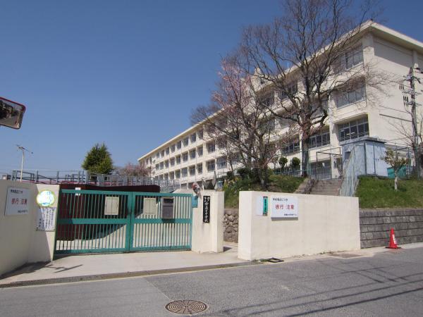 Junior high school. 1200m Suzurandai junior high school until junior high school Suzurandai