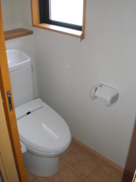 Toilet. It comes with a bidet.