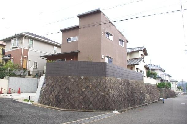 Local photos, including front road. Because there is a road surface and the step, Line of sight from the road is not worried. 