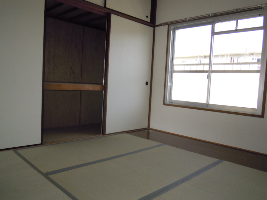 Other room space. There are also plenty of storage space! !