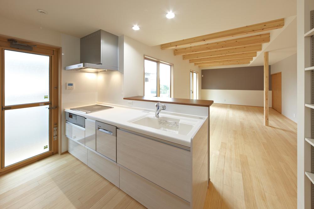 Kitchen. Counter-type kitchen in which the face of the family is visible