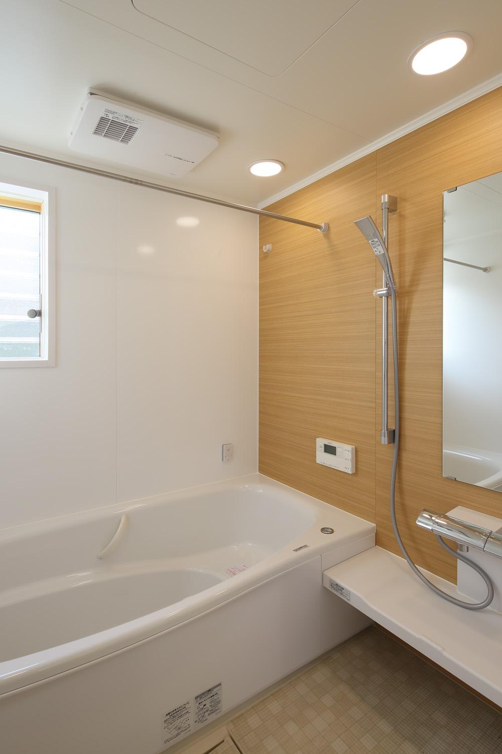 Bathroom. Warm soaking bathtubs ・ Water-saving shower