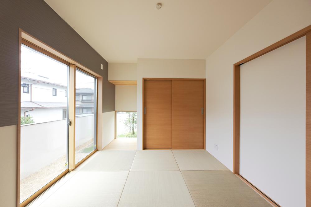 Non-living room. 1F Japanese-style room ・ You can see the symbol tree from the small window. 