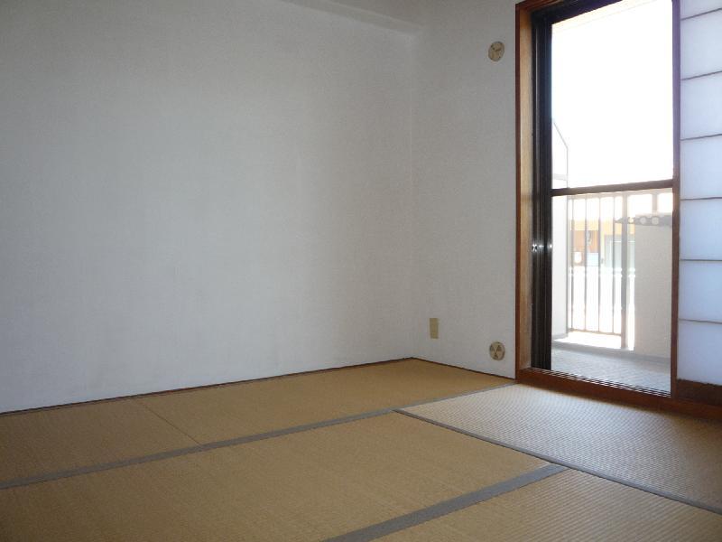 Living and room. Eastward Japanese-style room