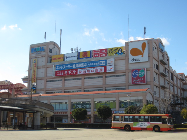 Shopping centre. Ecole ・ 762m until Lira (shopping center)