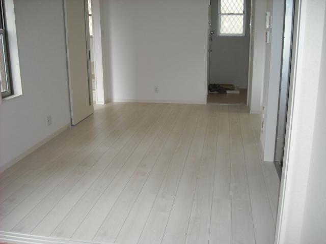 Living. LDK11.25 Pledge, It is a bright living in Japanese-style More.   In standard equipped with a floor heating of 8 pledge large in the living, Winter warmth. 