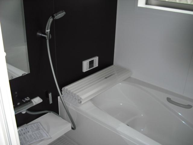 Bathroom. Comfortable Samobasu of INAX made 1 pyeong size.  Comfortable tub of thermo-floor equipment does not become cold and warm bath. 