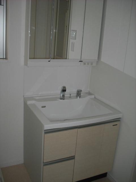 Wash basin, toilet. Standard equipped with a three-sided mirror of W750. 