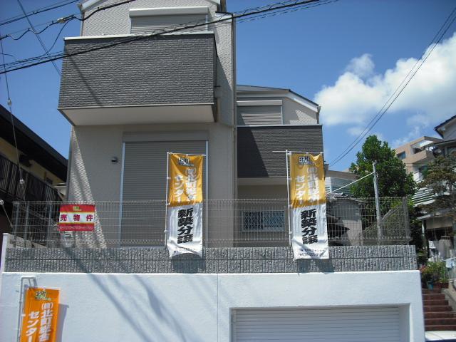 Local appearance photo. It was completed.  The shutter with the engraving garage, Per hill, Day is good. 