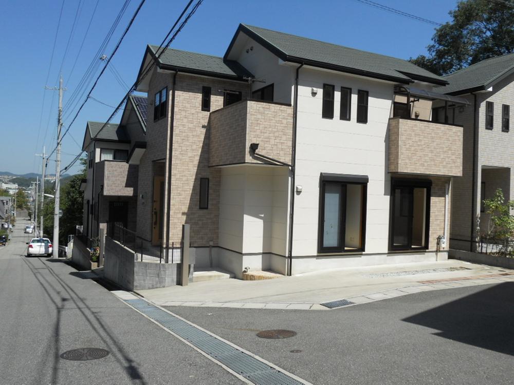Local appearance photo. Heisei 18 July architecture of the building. South ・ It is west of the corner lot. 2013 September is part renovated.