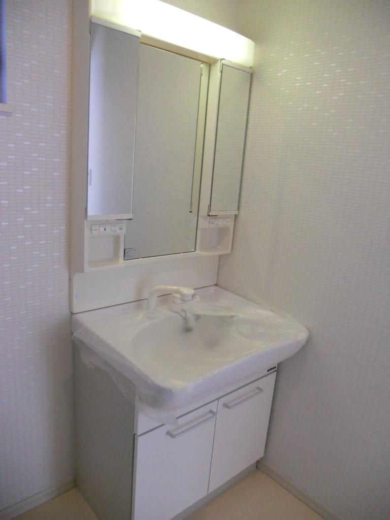 Wash basin, toilet. Bathroom vanity, Heisei House have been cleaned in 25 years September.