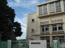 Primary school. Municipal Karabitsu up to elementary school (elementary school) 1215m