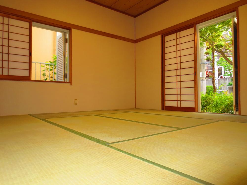 Non-living room. It has become a well-ventilated good Japanese-style.