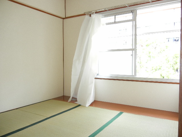 Other room space. Japanese-style room is also sunny! !