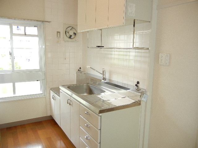 Kitchen. With large sinks! !