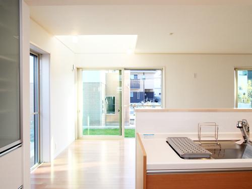 Kitchen. The wide-open LDK south, Light from the atrium was also planning to come firmly down. 